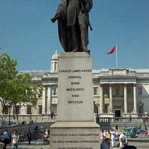 Londyn. Pomnik Carlesa Jamesa Napiera na placu ST. James Square.